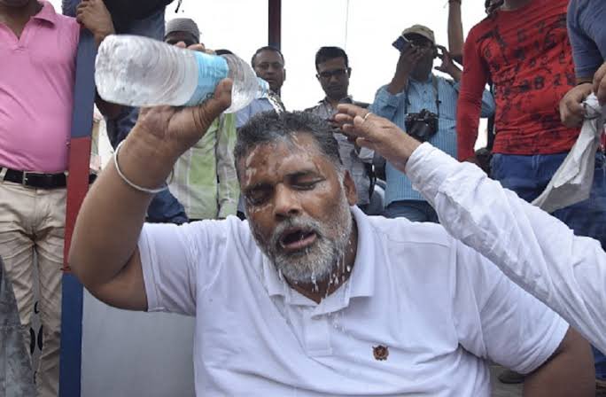ChandanSharmaG's tweet photo. बिहार में भय और आतंक का दूसरा नाम पप्पू यादव

पप्पू यादव का जन्म मधेपुरा जिले में 1967 में हुआ था, 1990 में निर्दलीय विधायक चुनकर आए थे!

पप्पू यादव का भय सीमांचल में इस कदर था कि लोग उनका नाम लेने से भी डरते थे, हत्या, किडनैपिंग, मारपीट, बूथ कैपचरिंग, आर्म्स एक्ट जैसे कई मामले अलग-अलग थानों में दर्ज हुए हैं लेकिन पप्पू यादव को MCP के विधायक अजीत सरकार की हत्या के मामले में 17 साल जेल में रहना पड़ा!

अजित सरकार के उदय से पूरे पूर्णिया जिले के पूंजीवादी और सामंती लोग परेशान थे, 14 जून 1998 की शाम को पूर्णिया शहर के अंदर घूम रहे थे, कहा जाता हैं तभी पप्पू यादव के गुंडों ने ने उन्हें घेर लिया और उनपर लगातार फायरिंग शुरू कर दी, पोस्टमार्टम रिपोर्ट में पता चला कि अजित सरकार को 107 गोलियां मारी गई थी!

इस हत्याकांड के बाद अजित सरकार के बेटे अमित सरकार जान का खतरा बताते हुए आस्ट्रिया में रहने लगे!

पप्पू यादव और आनंद मोहन में भी अक्सर होती थी वर्चस्व की लड़ाई, एक बार विधानसभा और 5 बार लोकसभा गए पप्पू यादव!

दूसरी घटना पूर्णिया के भांगड़ा में हुई थी, यहां भी कई लोग मारे गए थे, हालांकि उस वक्त दोनों वर्चस्व की लड़ाई लड़ते थे, पप्पू यादव अपने यादव समाज को एकजुट करने के लिए वोट की राजनीति कर रहे थे तो आनंद मोहन अगड़ी जाति के नेता के रूप में उभर रहे थे!

बिहार के लोग ऐसे ही दर्जनों और हत्याओं के बारे में दबी जुबान में बात करते हैं, उनका आरोप पप्पू यादव और उनसे जुड़े लोगों पर बताया जाता हैं!

उनके समाज के कुछ यूवक एक बगुला भगत नौटंकी बाज नेता को उसके काले करतूतों और खून से रंगे इतिहास को भूलकर महिमा मंडन में रात-दिन एक किए हुए हैं, जिसने दर्जनों माँ की उजड़ी कोख,  बहनों की सूनी मांगों, अपनी इज्जत-अस्मत, लाज-शर्म, अपमान से कोई वास्ता नहीं, जो सब उठाकर बेशर्मी से पी गया है!

90 दशक के उन खौफनाक दिनों को भूल गए, जब कोशी-पूर्णिया प्रमंडल में इसके बेलगाम गुंडागर्दी के कारण माँ-बहनो की इज्जत, घर, खेत-खलिहान और फ़सलें लूटी गईं, बसों-ट्रेनों से निर्दोषों को खींच कर जाति पूछकर पीटा गया, पंडों-पुरोहितों के थूक से टीके मिटाए गए, जनेऊ काटें गए?

इस कथित मसीहा के अन्याय भोगने वाले सभी जाति-धर्म के लोग थे, पर इनके कत्ल और अपमान के ज्यादातर शिकार सवर्ण थे, जो आज बेहयाई से इसके सभी काले कारनामों को भूल गए हैं?

पप्पू यादव जेट एयरवेज की फ्लाइट से पटना से दिल्ली आ रहे थे, इसी दौरान एयरहोस्टेस ने उन्हें जरूरी सुरक्षा नियमों को पालन करने के लिए कहा, इस पर भड़के पप्पू यादव ने उन्हें चप्पल से पीटने की धमकी दी!

बहुत सी ऐसी घटनाएं हैं जो आपको अखबार में या किसी न्यूज़ पेपर में नहीं मिलेगा सिर्फ यहां के लोकल लोग जानते हैं, और कुछ ऐसी घटनाएं भी है यहां जो लिखना उचित नहीं लग रहा!