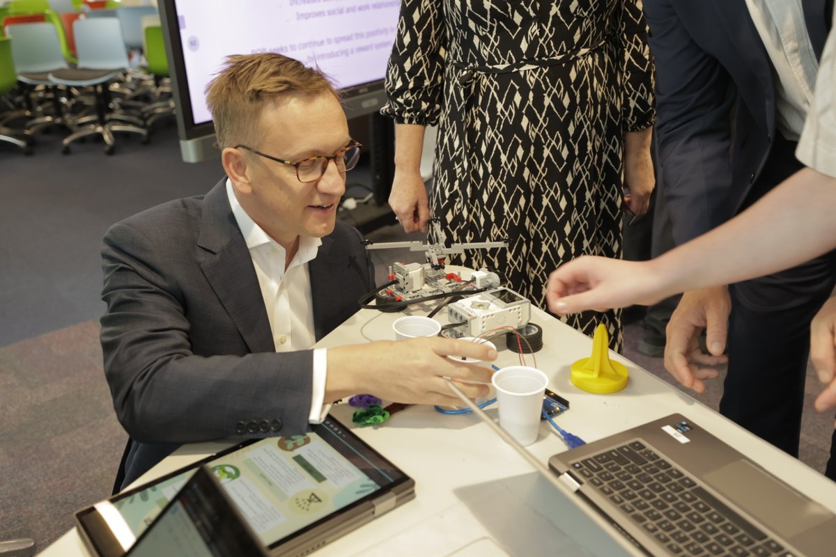 caseytechschool's tweet photo. Today Casey Tech School welcomed a visit from Mr Julian Hill MP who was keen to explore students' solutions to the 'wicked problems' experienced by our Industry Partners. #caseytechschool #stemeducation #ChisholmInstitute https://t.co/YD6VlyiCYe