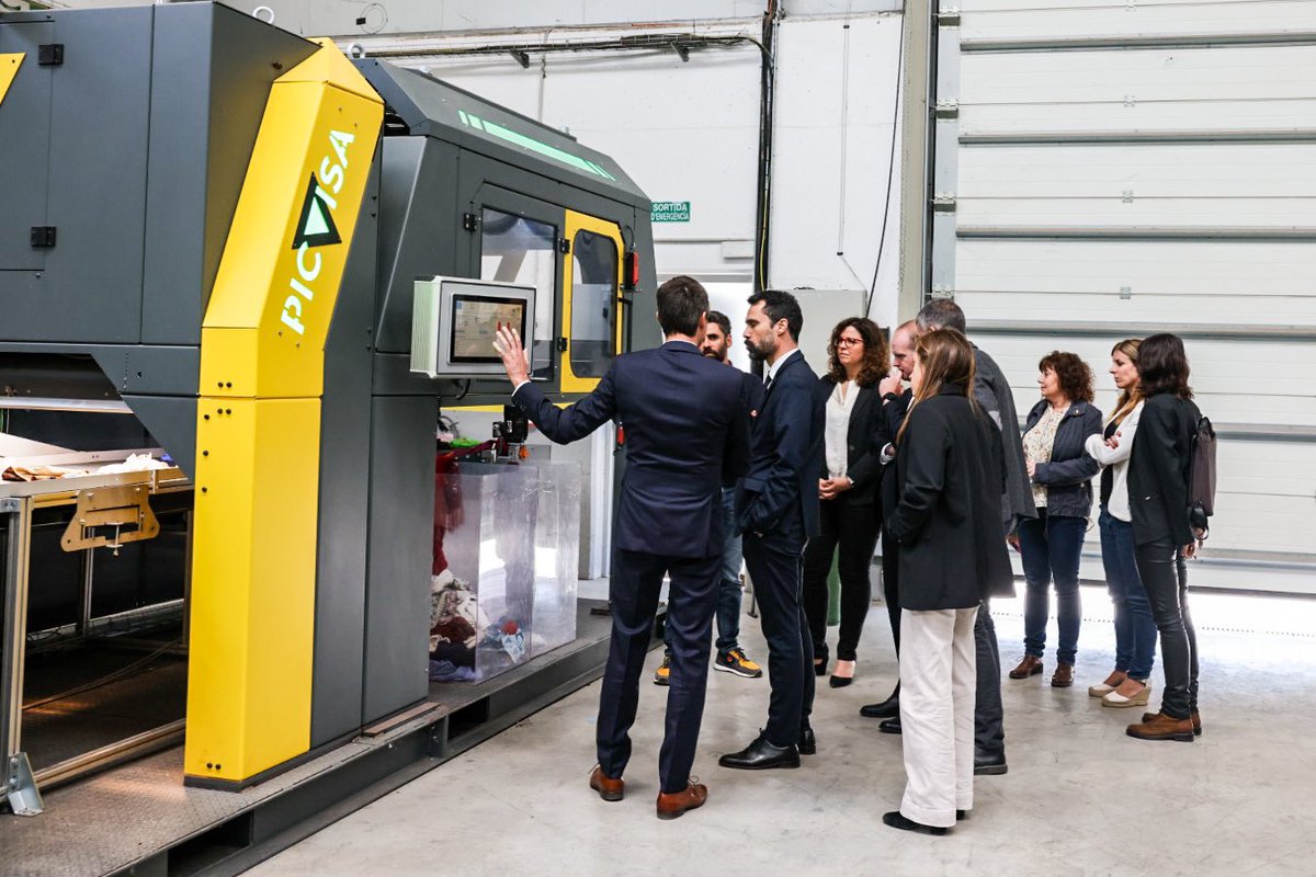 #UEAsocis El conseller d'Empresa i Treball, Roger Torrent, va realitzar una visita, recentment, a l'empresa associada a la UEA, PICVISA, creadora d’un sistema d’IA pioner a Europa que separa productes tèxtils de la resta de deixalles 👇
