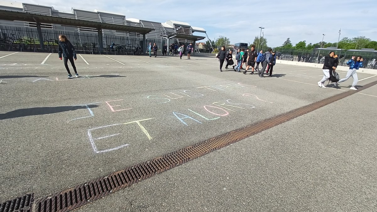 ClgEuropeBdp's tweet photo. #17Mai, exposition, quizz simultané pour toutes les classes, slogans à la craie dans la cour pour se mobiliser contre l'homophobie et la transphobie,  #IciOnPeutÊtreSoi Encore beaucoup d'idées reçues à déconstruire https://t.co/AHFor4vveH @DavlGrenoble https://t.co/VSXIGmHloI