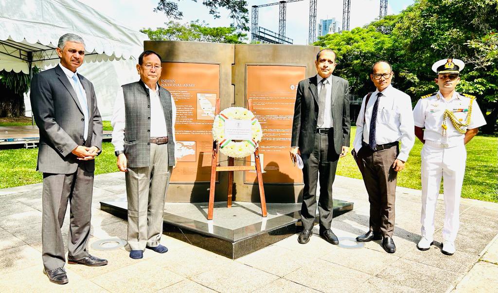 HCI_Singapore's tweet photo. Minister of State for External Affairs @RanjanRajkuma11 paid floral tributes to #NetajiSubhasChandraBose at the INA Monument in Singapore and recalled his unparalleled contribution to India’s freedom struggle.
@MEAIndia @IndianDiplomacy @PMOIndia https://t.co/hPWbEnx3kv