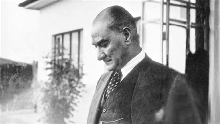 “Ey kahraman Türk kadını, sen yerde sürüklenmeye değil, omuzlar üzerinde göklere yükselmeye layıksın.”
 Diyen Mustafa Kemal’den 

Bekar kadınları sahiplendirireceğiz diyen zihniyete. 

Sen çok başkaydın, özür dileriz #Atatürk