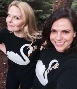 Daily_SwanQueen's tweet photo. we won zimbio
we created the most fanfics in the OUAT tag on a03
we were the most written about F/F ship for 6 years 
we did countless WW trends 
we won afterellen twice
we got SQ fanfics into published books
we got the media attention 

I could go on but #SwanQueenBelongsToSwen https://t.co/Hy9uH7wbKb