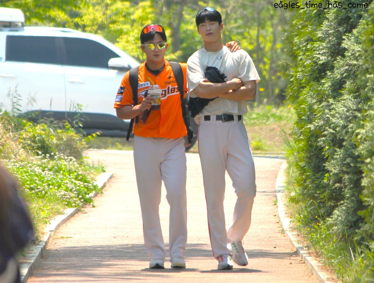 eagles_03's tweet photo. 사이좋은 사이
#한화이글스 #이승관 #NO_4 #정이황 #NO_67 https://t.co/xEYti8gqfp