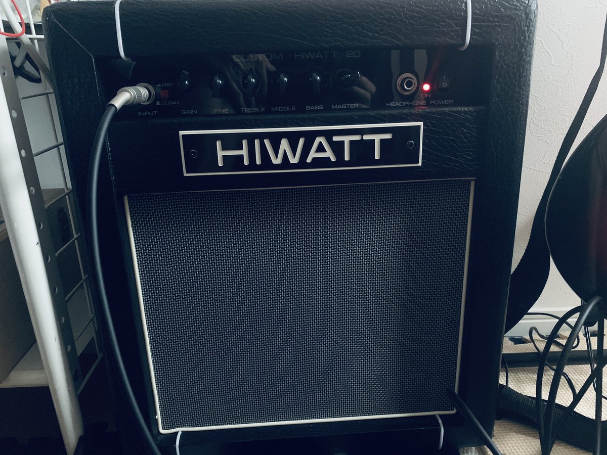 nov_wed_shige's tweet photo. ★ #shige の独り言★
#HIWATT のアンプ購入しました。
やっぱ、良い。
クリーン最高!
30Wでも、家の中では十分。
小さい箱なら使える。
やっぱ、この面構え渋い。
スタジオで試したくなった。 https://t.co/nspmBghK3m