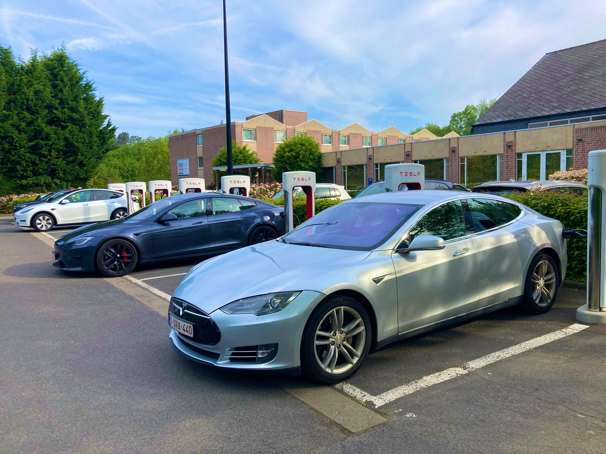 EstherRebers's tweet image. Second stop. @tesla supercharger Wavre in Belgium. Enjoying the Model S Plaid next to me…❤️🤍
@teslaeurope #TeslaEurope
#ModelSPlaid