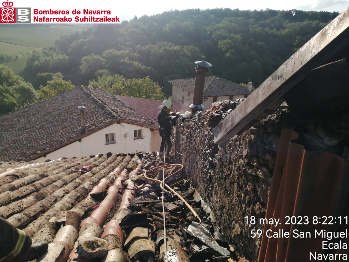 bomberos_na's tweet photo. Intervenimos esta mañana en #Ecala (#AméscoaBaja) para extinguir un incendio de chimenea que se propaga al tejado
Sin daños personales
#ParqueEstella
#ParqueCordovilla
#SVB en prevención https://t.co/Vst0gBbJvI
