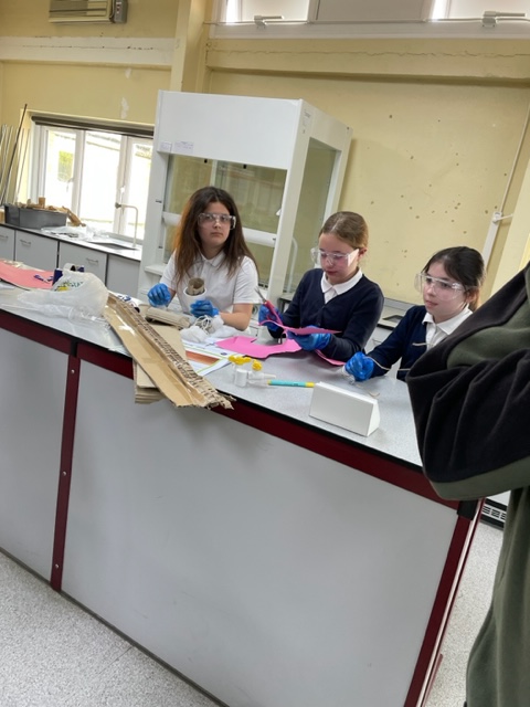 WoodOxhey's tweet image. Year 4 had an amazing time at @HatchEndHigh  where they took part in a Maths challenge, a Physics challenge and made their own wooden boxes. Thank you to all staff and students for hosting us so brilliantly! #STEM #enrichment #LearningTogether