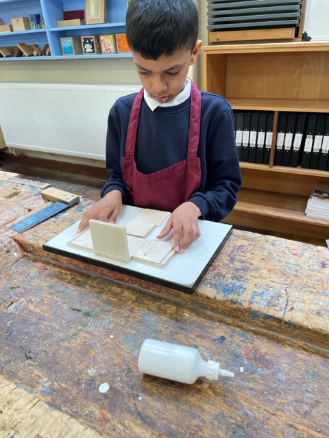 WoodOxhey's tweet image. Year 4 had an amazing time at @HatchEndHigh  where they took part in a Maths challenge, a Physics challenge and made their own wooden boxes. Thank you to all staff and students for hosting us so brilliantly! #STEM #enrichment #LearningTogether