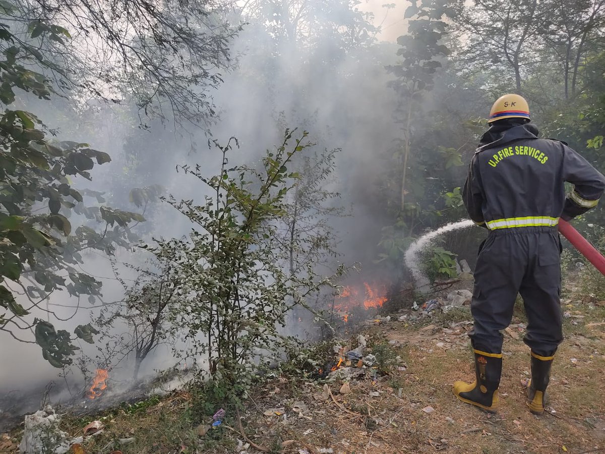 lucknowfire's tweet image. #लखनऊ - FS पीजीआई के अंतर्गत हरिकंश गढ़ी गांव के समीप जंगल में आग लगने की सूचना मिलते ही , FS पीजीआई यूनिट ने तत्काल मौके पर पहुंचकर आग को पूर्ण रूप से बुझा दिया गया , कोई जनहानि नहीं हुई।
@fireserviceup @cfo_lko
@fireheadquarter 
#weservetosave
#Quickresponsetime