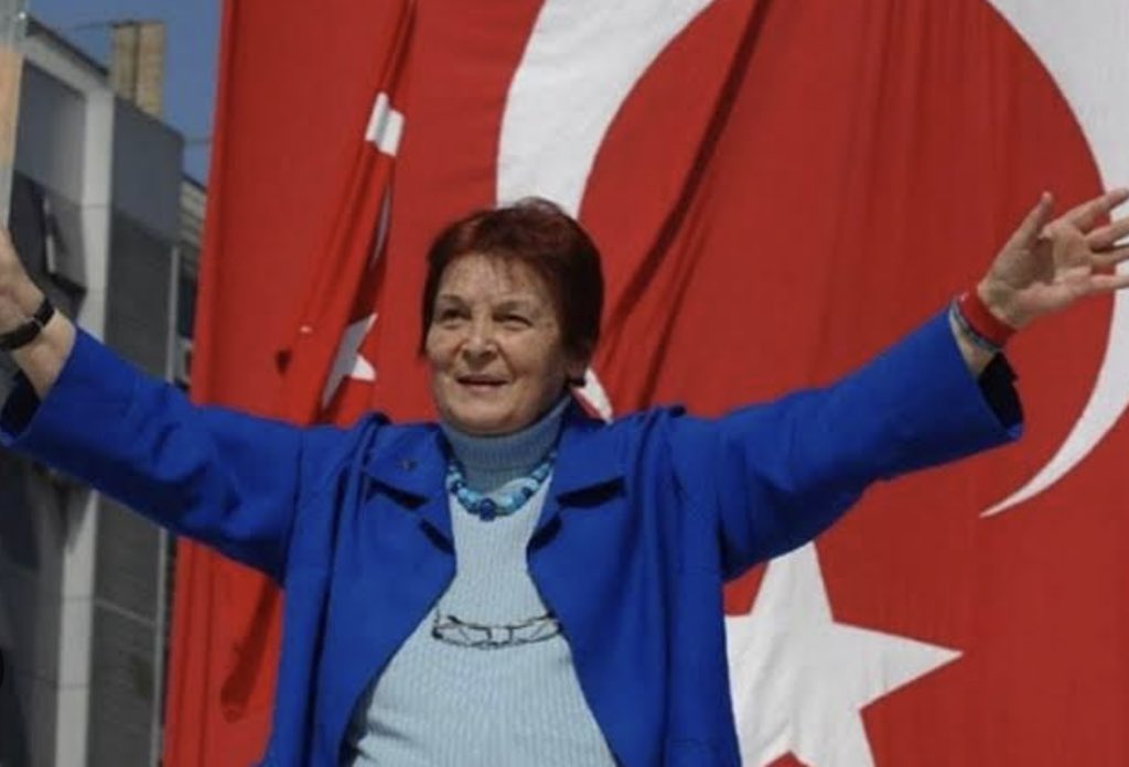 🩸KANSER TEK BAŞINA KİMSEYİ ÖLDÜRMEZ.

Soğuk bir Aralık sabahı Çapa’daki odasının kapısından içeri giren, üniversiteyi bitireli birkaç yıl olmuş genç bir biyologdu

Kapıyı iki kere çaldıktan sonra kafasını uzattı

─ Hocam müsait misiniz?
Biyoloji Bölümü’nden Avni Bey gönderdi