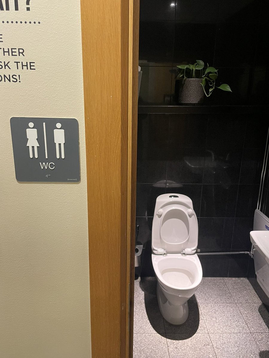 #LGBTQI 🌈

En 🇸🇪 beaucoup de 🚽 ne sont pas genrées pour s’ouvrir à toutes les orientations.

Cela permet aussi de palier aux inégalités d’accès aux sanitaires entre les 🚹et les 🚺(pensez aux toilettes de festivals ou dans les aires d’autoroute pdt les vacances…)