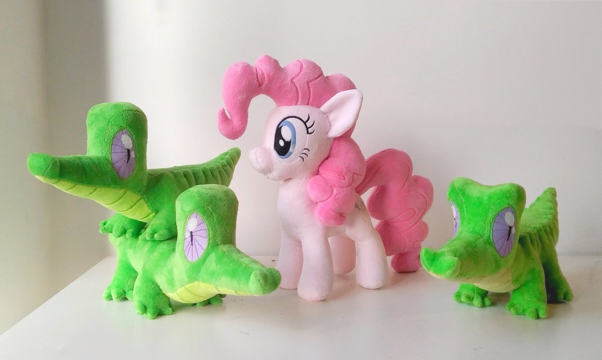 Pinkie and the Gummies! 
Check all my plushies here deviantart.com/azdaracylius/g… 

#MLP #mlpfim #mylittlepony #plushie #plushies #PinkiePie #handmade