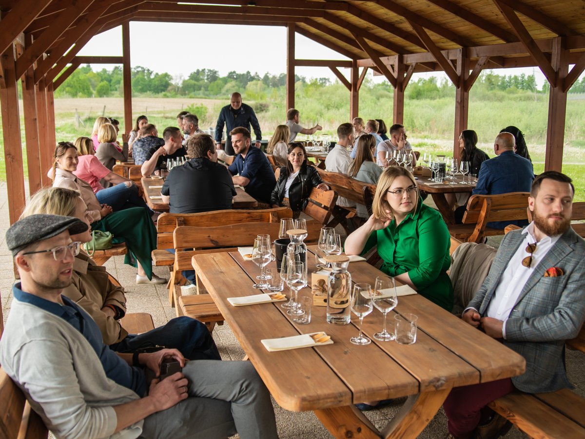 Jak przystało na Rieslinga to był prawdziwie królewski piknik! Dziękujemy wszystkim gościom, partnerom oraz szefom kuchni – Andrzejowi Jakomulskiemu i Mariuszowi Siwakowi – za kulinarne emocje. 📷 #MajMiesiącemRieslingazWinnicyTurnau