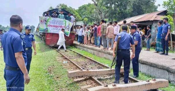 জামালপুরে নরুন্দিতে রেলপথ অবরোধ, পাঁচ ঘণ্টা রেল চলাচল বন্ধ