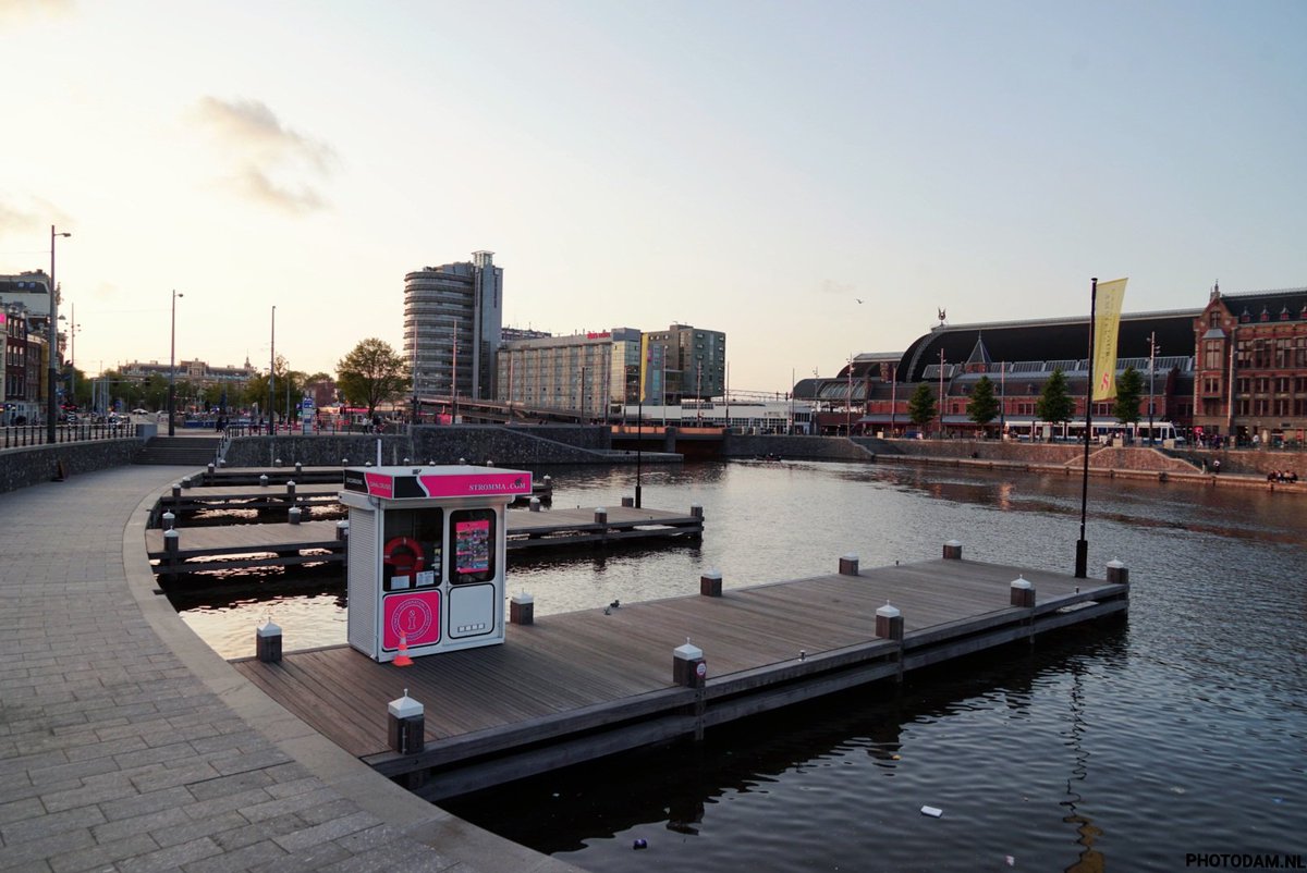 photodam's tweet photo. Wel mooi geworden dat Westelijk Havenfront met die neutrale pieren. Alleen; waarom staat er ineens zo'n foeilelijke hut van #stromma op? Zijn daar geen eisen aan te stellen? 
@AmsterdamNL kan dat nou niet anders?
@WSchoonenberg https://t.co/5M9h5aCRYP