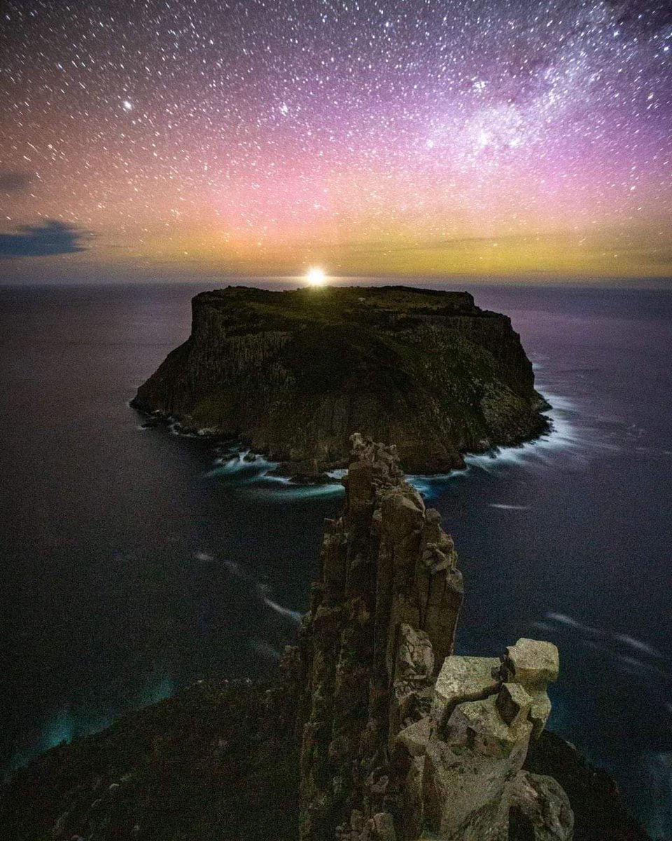 An extraordinary photo... talk about a picture is worth a thousand words 🌌 Our Milky Way and the Aurora Australis over Tasman Island, from 'The Blade' at Cape Pillar on the Tasman Peninsula 🌊 pic: instagram.com/jeon_landscapes