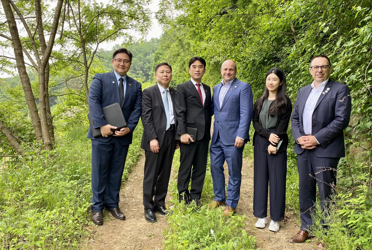 StewartRWheeler's tweet image. And with that, another great #Protocol collaboration — this time w/ excellent 🇰🇷 &amp;amp; 🇨🇦 colleagues

Success in this business takes communication, flexibility, shared purpose, trust &amp;amp; good humour .  감사합니다 — merci beaucoup 🙏🏼 !! 

@koremb_canada 
@CanEmbKorea 
#ProtocolMatters