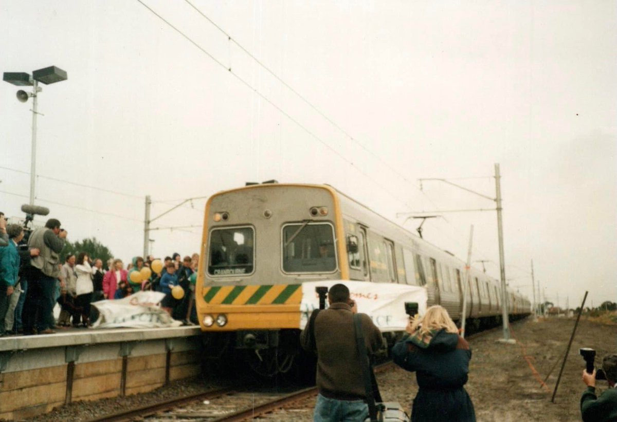 fakemetrotrains's tweet photo. Throwback Thursday!

These Ross McClelland pics show a Comeng set at Cranbourne on the first day of electric services in 1995.

To blend in with local culture The Met wisely used a set with graffiti already present. 

#MetroTrains #ThrowbackThursday https://t.co/bmOfGxU3II