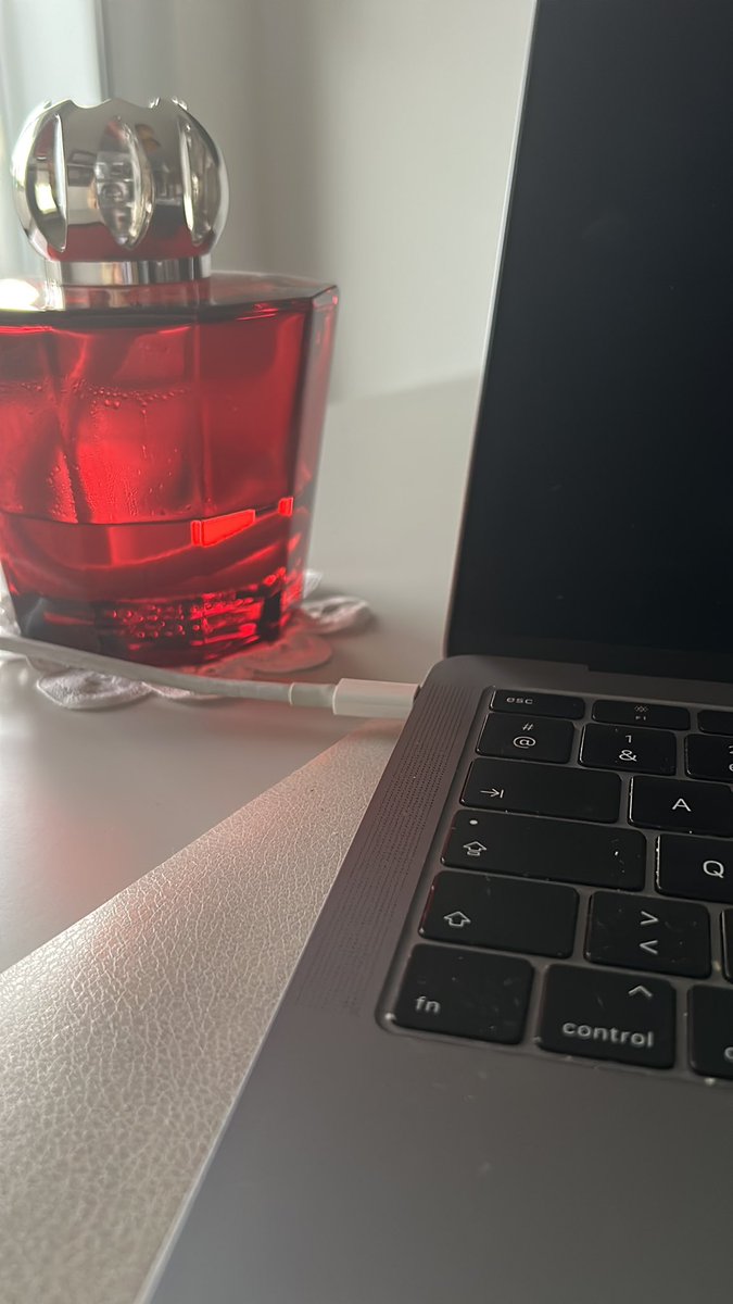 meryemmernissi2's tweet photo. Et sinon c est halal de bosser à côté d’une lampe berger ?😂 #enivrant https://t.co/S2qyfMgQEp
