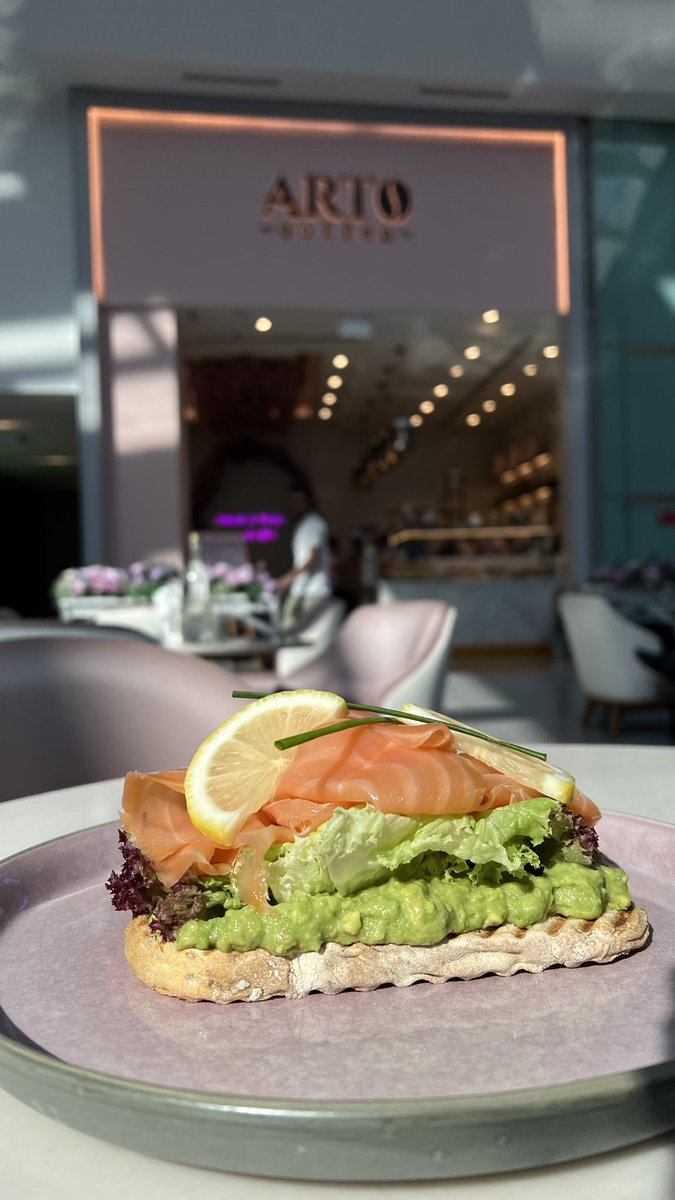 arto_coffee's tweet photo. Salmon Avocado toast

this salmon avocado toast is a quick and healthy breakfast, full of healthy fats to keep you full all morning long.
#salmon #avocado #toast #artocoffee #cafe #coffee #desserts #croissants #tastyfood #yummy #dubai #dubaimall #vibes #HealthyFood https://t.co/ElFIzmRR5s