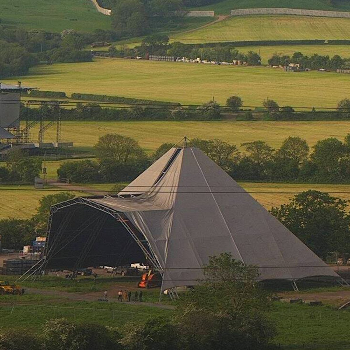 GlastoFestFeed's tweet image. Don&apos;t stray, we&apos;re only a zip away... 😃

#Glastonbury2023 #BuildProgress