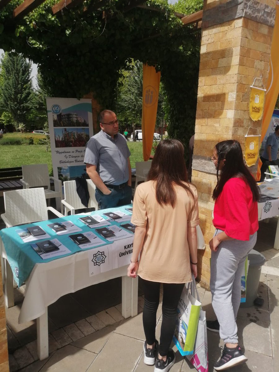 KayuSksd's tweet image. Anadolu Üniversiteler Birliği tarafından düzenlenen ve 16 Üniversitenin katıldığı Üniversite Tanıtım Fuarı kapsamında Elazığ’dayız. 😊 Bütün aday öğrencilerimizi 
Fırat Üniversitesi Kampüsü’ndeki standımıza bekliyoruz. 📚 ✏️ #aüb #kayü
