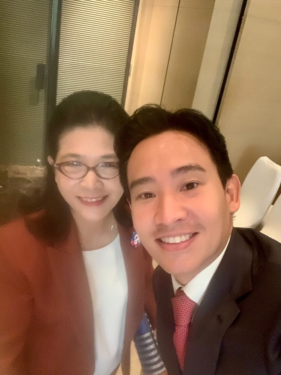 sudaratofficial's tweet photo. นี่สินะที่เค้าเรียกหน้าชัดหลังเบลอ 🤳 แต่อุดมการณ์แม่ชัดเจนนะคะ @Pita_MFP https://t.co/jkmebK5duG
