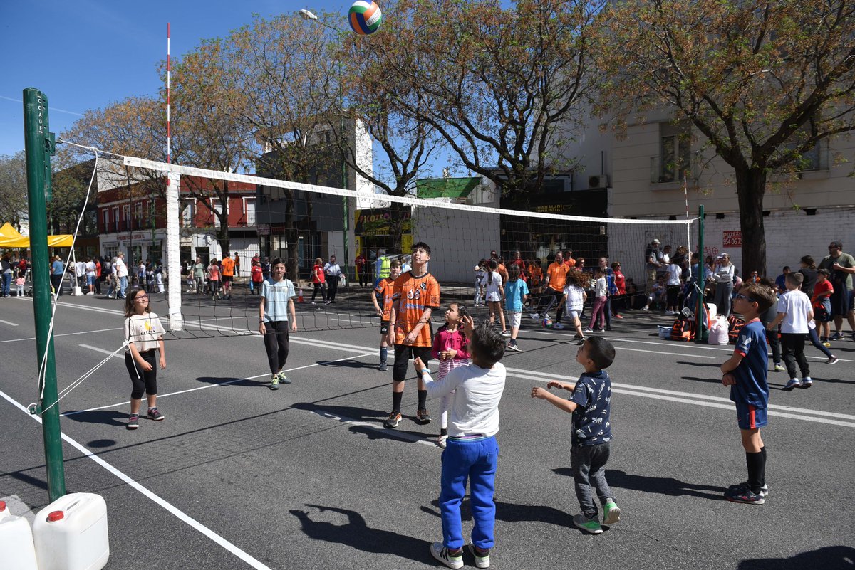 IMDSevilla's tweet photo. Desde las 11 te esperamos hoy en Avda. Finlandia en #tuDistrito Bellavista-La Palmera con #CalleDeporte.
Podrás conocer nuevos deportes y pasar una mañana divertida en familia.
https://t.co/3nZLiMFmjh https://t.co/5l0L9jdT6d