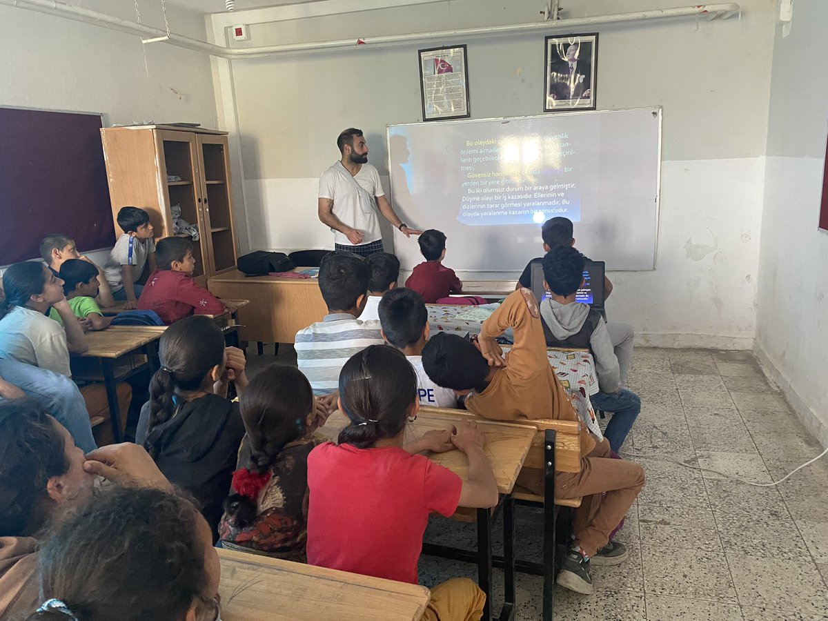 SehitFasih's tweet photo. Okulumuzda Fen Bilimleri öğretmeni Can Erman Utku tarafından öğrencilere yönelik iş güvenliği semineri verildi. Öğretmenimize teşekkür ederiz. https://t.co/EI2Kmj8X5L