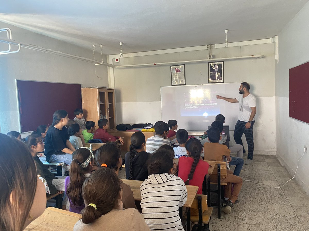 SehitFasih's tweet photo. Okulumuzda Fen Bilimleri öğretmeni Can Erman Utku tarafından öğrencilere yönelik iş güvenliği semineri verildi. Öğretmenimize teşekkür ederiz. https://t.co/EI2Kmj8X5L