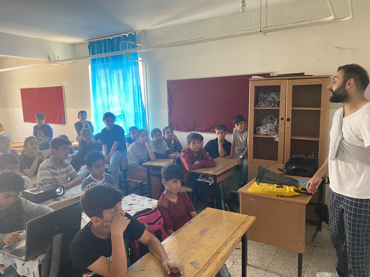 SehitFasih's tweet photo. Okulumuzda Fen Bilimleri öğretmeni Can Erman Utku tarafından öğrencilere yönelik iş güvenliği semineri verildi. Öğretmenimize teşekkür ederiz. https://t.co/EI2Kmj8X5L