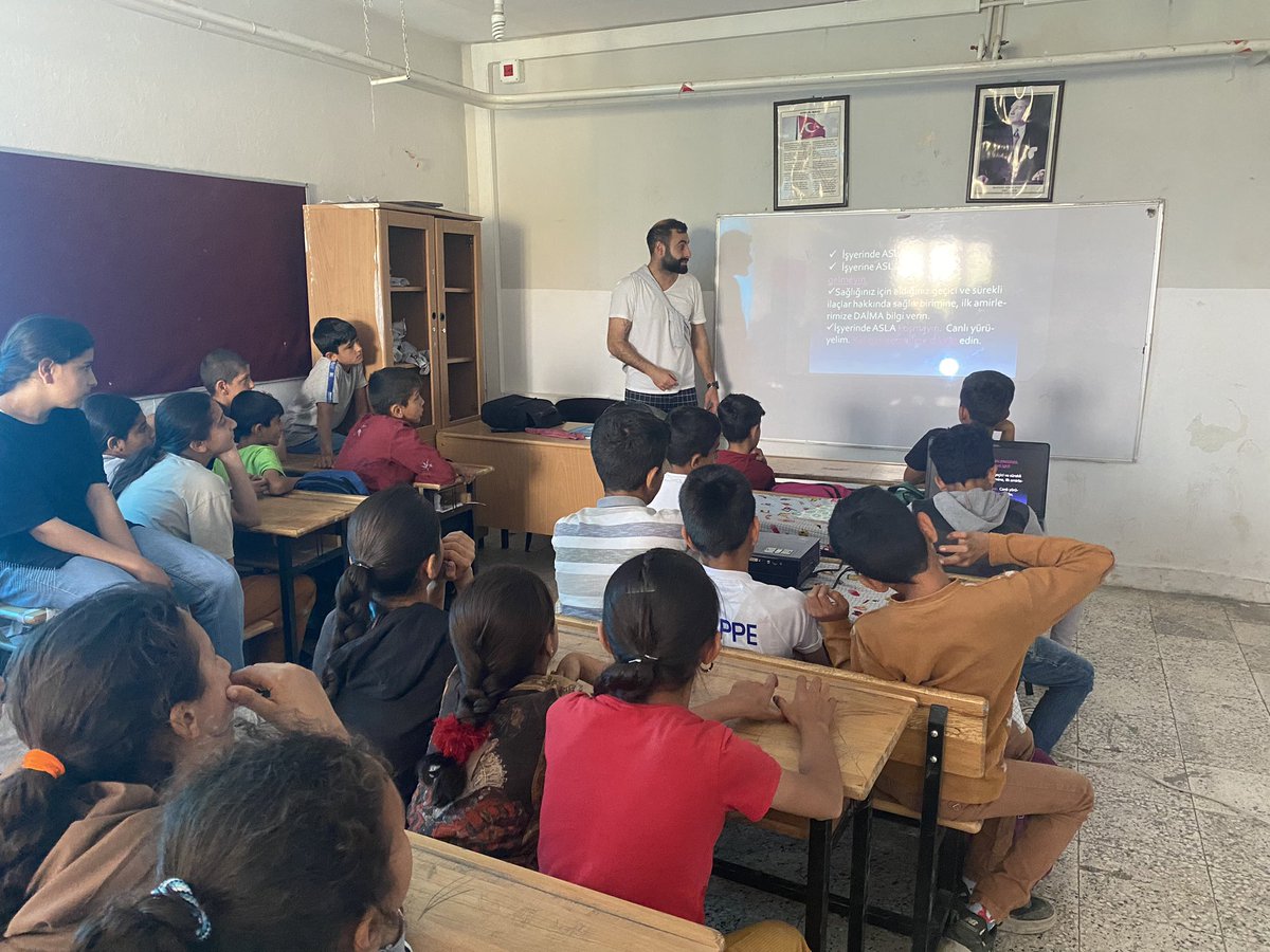 SehitFasih's tweet photo. Okulumuzda Fen Bilimleri öğretmeni Can Erman Utku tarafından öğrencilere yönelik iş güvenliği semineri verildi. Öğretmenimize teşekkür ederiz. https://t.co/EI2Kmj8X5L