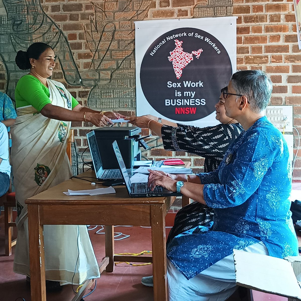 चुनाव का दिन!

१२ लैंगिक कामगारों की बोर्ड पे ३ सीटें ट्रांस, पुरुष, व पीएलएचआईवी के लिए रिज़र्व हैं।

(फोटो) सदस्य 'चुनाव अधिकारी' लक्ष्मी मूर्ति + समर्थक <a href="/TSevekari/">Tejaswi Sevekari</a> को अपना नामांकन जमा करते हैं।

हमें एक लोकतांत्रिक, प्रतिनिधिक, और समुदाय द्वारा संचालित नेटवर्क होने पर गर्व है!