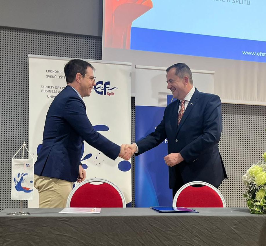 EK_Hrvatska's tweet photo. 🔴 14. međunarodna konferencija Challenges of Europe, Design for the Next Generation 🌟
Potpisivanje sporazuma ✍🏻 o suradnji s #EFST s dekanom Vinko Muštra. 💪🏼
#ChallengesofEurope https://t.co/AREa6JbFqf