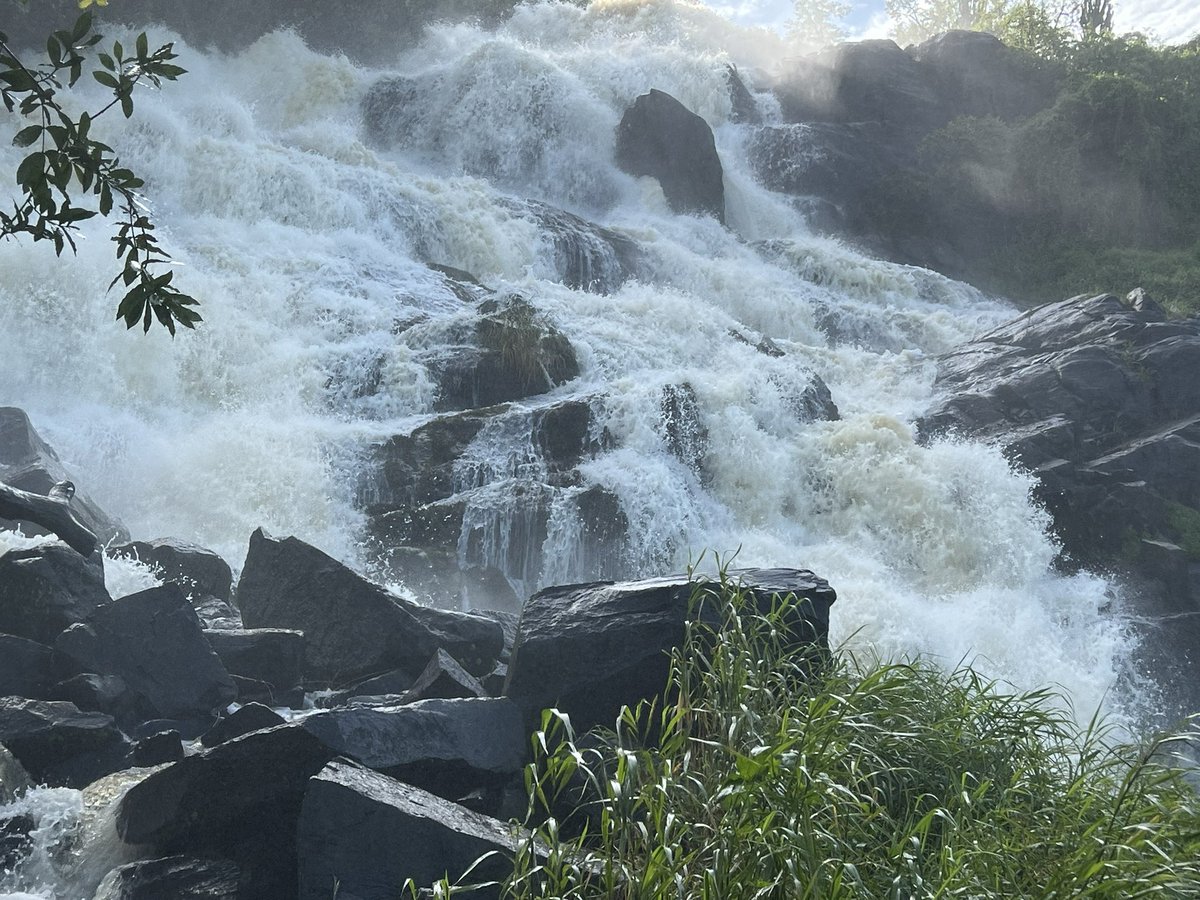 Oh my God!! This is a gold mine for investment. Thanks to @odongaotto for you tireless efforts to develop this area. @SarahKagingo  has not been here. Maybe @norbertmao has been here. @LillyAjarova a lot more is needed here. Aruu falls!!