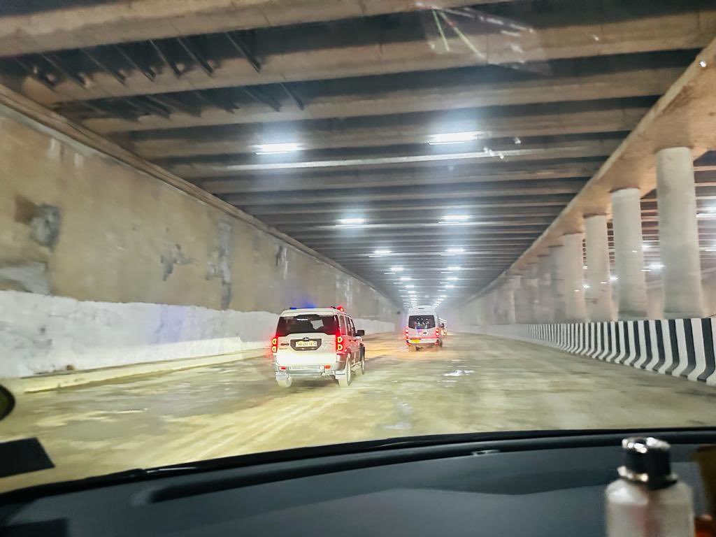 nitin_gadkari's tweet photo. इस एक्सप्रेस वे का रोड नेटवर्क चार स्तर का है। टनल, अंडरपास, ग्रेड रोड, एलिवेटेड रोड और फ्लाईओवर के उपर फ्लाईओवर बन रहा है। एक्सप्रेसवे के दोनो तरफ 3-लेन की सर्विस रोड बनाई जा रही है। इस एक्सप्रेसवे पर दिल्ली में देश की सबसे चौड़ी 3.6 किमी लंबाई की 8-लेन टनल बनाई जा रही है। इससे हरियाणा और पश्चिम दिल्ली के लोगों की इंदिरा गांधी इंटरनैशनल हवाई अड्डे से कनेक्टिविटी अच्छी होगी।  
 
#PragatiKaHighway #GatiShakti #DwarkaExpressway