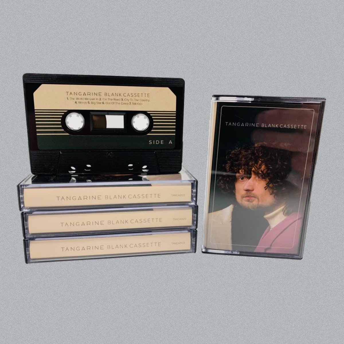 TangarineNL's tweet image. Ons NIEUWE album ‘Blank Cassette’ komt 23 juni uit, maar staat vanaf nu al in onze webshop. Als je een lp, cd of cassette bestelt ontvang je ‘m gesigneerd een paar dagen voor de release.

tangarineshop.nl