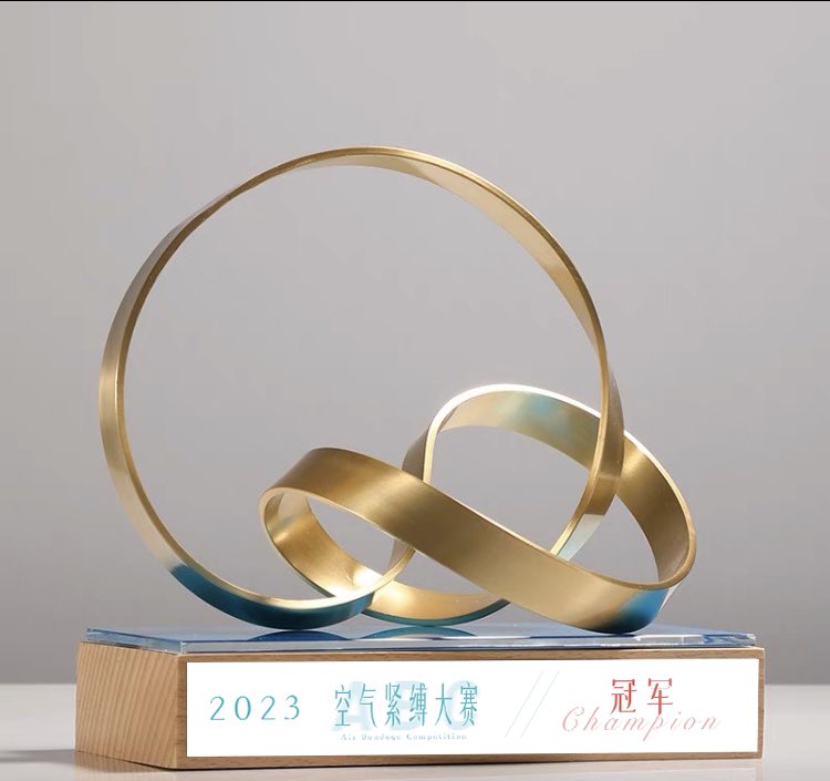 空气紧缚大赛参赛报名倒计时啦！想一展才华的朋友们不要错过哦！比赛将评选出“冠军”及“最佳绳技奖”、“最佳创意奖”

参赛报名：5/11-21日

P2-4空气紧缚大赛的实体奖杯和奖状 https://t.co/KC8ZbGykGv