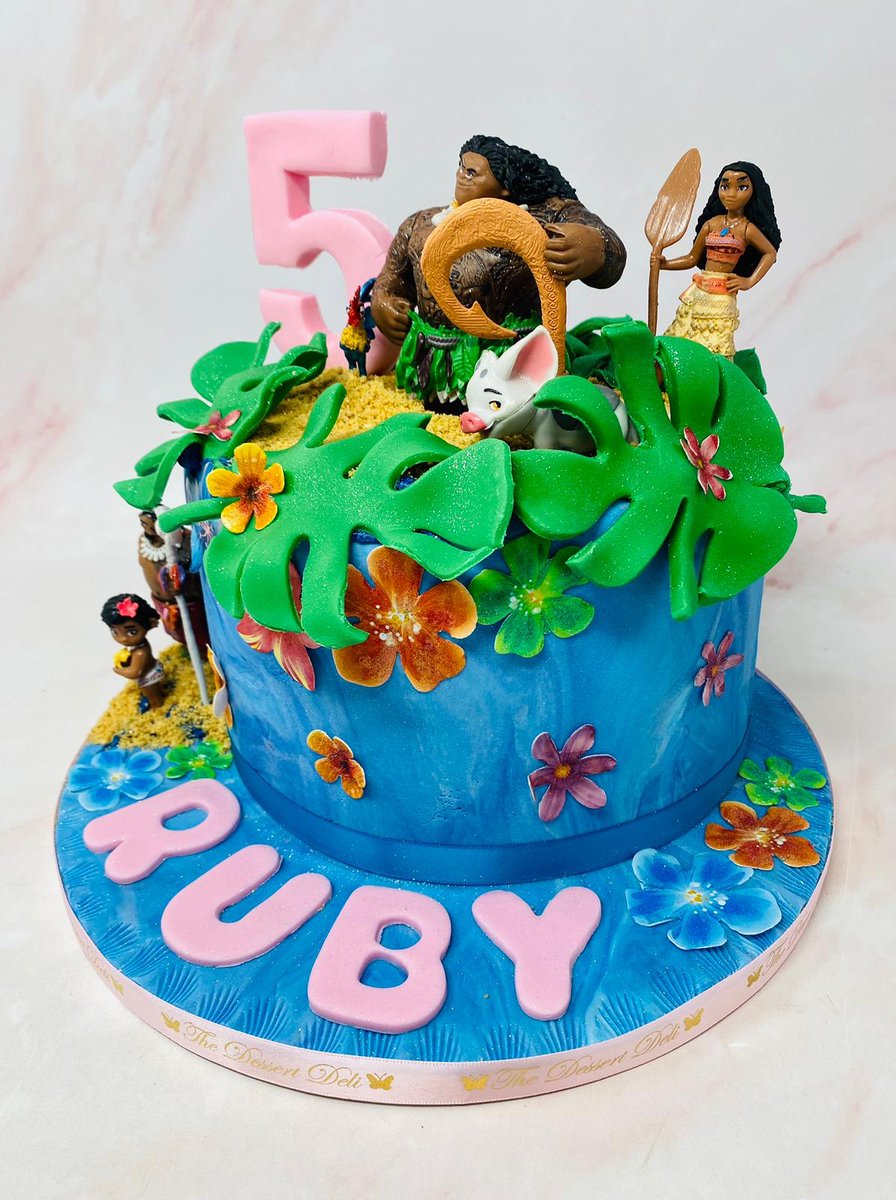 Moana themed Vanilla Victoria sponge cake 🌺🐚⁠ ⁠Want to place an order? Fill out the form on my website, link in bio &amp; I'll get back to you as soon as possible! ⁠ #MoanaCake #MoanaBirthday #BespokeCake #EdibleArt