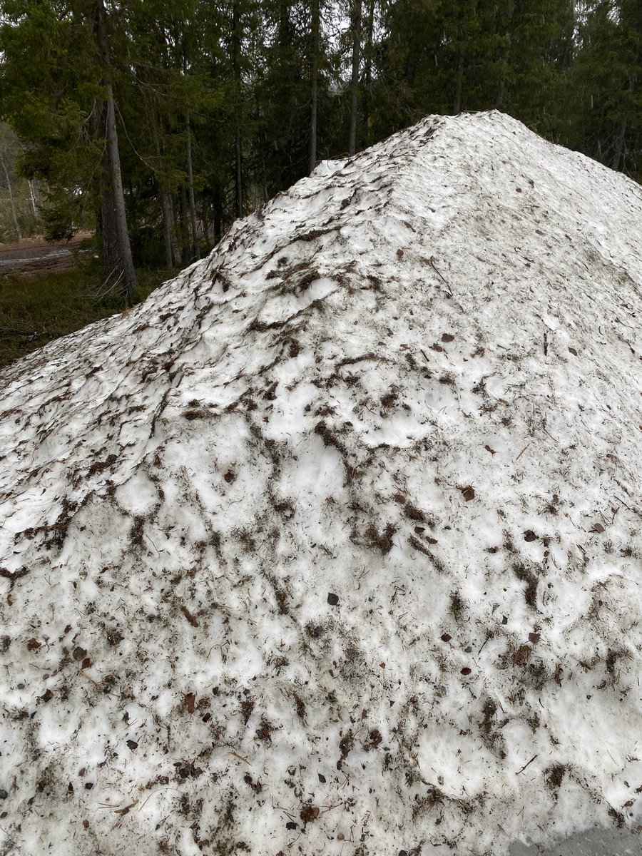 Pikkuisen talvinen olo vielä Rukalla😄. Mukavaa helatorstaita. Huomenna helle sulattaa tuonkin vuoren.