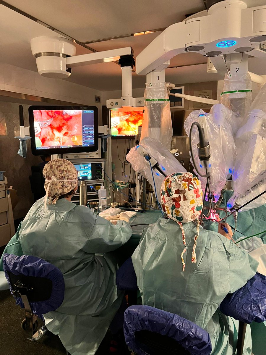 El Servicio de #Otorrinolaringología incorpora la #cirugía robótica

La utilización del #robot #daVinciXi permite realizar un abordaje mínimamente invasivo en los procedimientos de cirugía transoral

bit.ly/Cirugia_roboti… <a href="/DrJacintoGarcia/">Jacinto Garcia Lorenzo</a> <a href="/MackersPaula/">Paula Mackers</a> #OrgullMAR