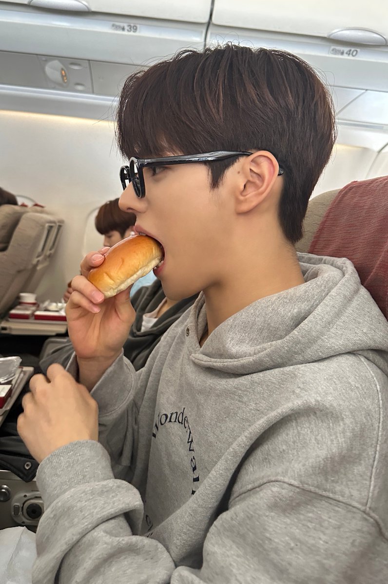 xikers_official's tweet photo. [#진식] 냠!!!!!!🥖
💙함랑함둥💙
#xikers #싸이커스 https://t.co/k3EVQANoDB