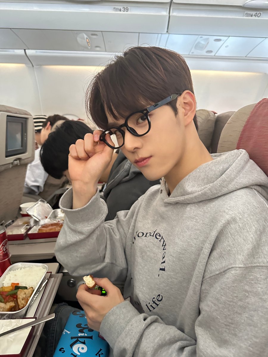 xikers_official's tweet photo. [#진식] 냠!!!!!!🥖
💙함랑함둥💙
#xikers #싸이커스 https://t.co/k3EVQANoDB