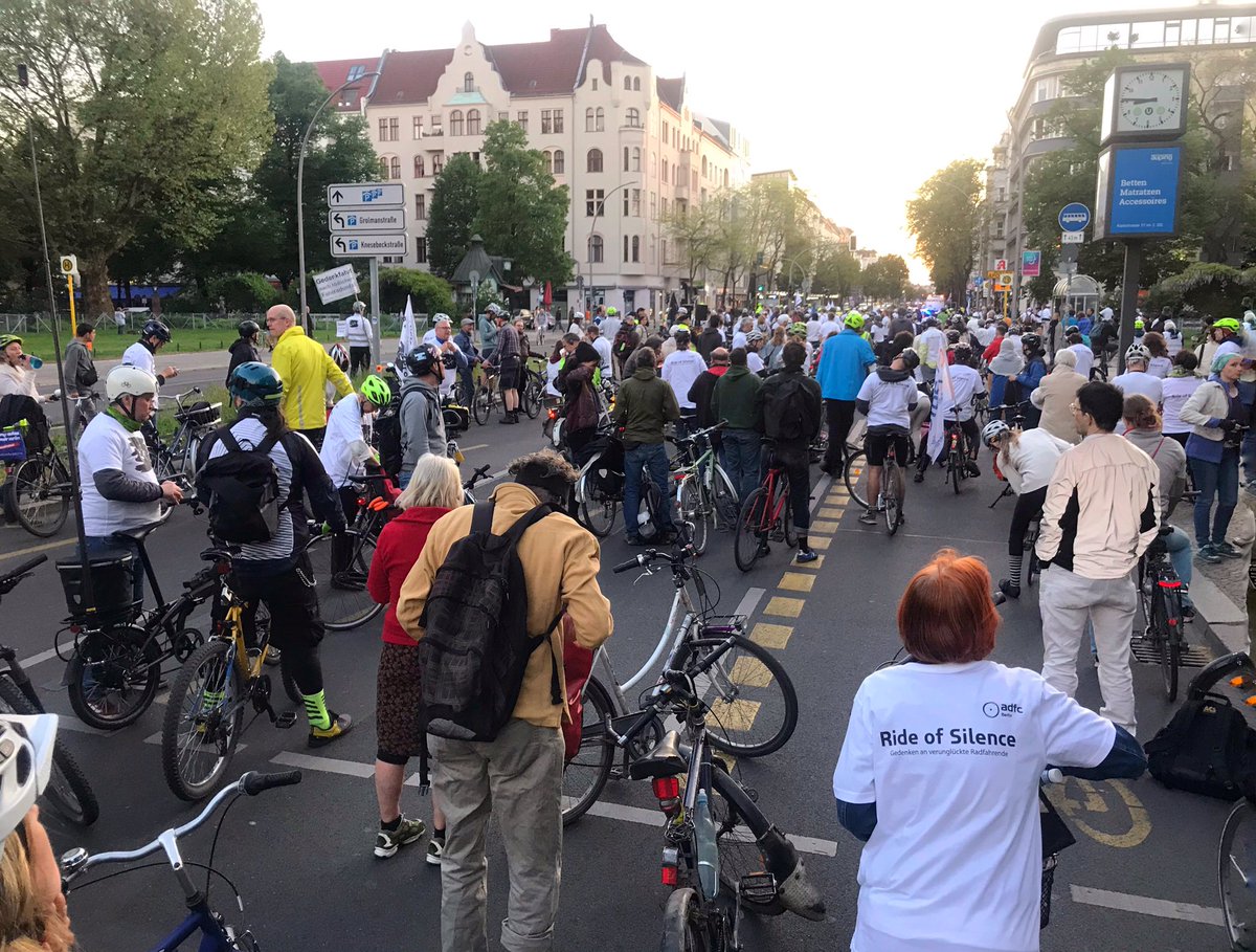 Gestern war #RideOfSilence2023: hier bei einem Zwischenhalt am Savignyplatz, wo 2020 ein Radfahrer von einem Autofahrer überfahren und getötet wurde🕯🖤 @ADFC_Berlin 

#VisionZero: Auch an der Kantstraße muss das Radfahren noch viel sicherer werden @bacwberlin @SenMVKUBerlin!