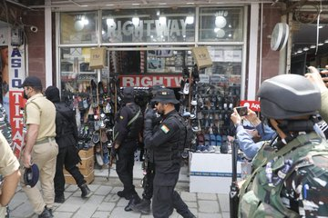 local_kashmir's tweet photo. NSG deployed in city centre Lal chowk ahead of G-20 summit. #G20Kashmir #G20 #G20Summit #JammuAndKashmir https://t.co/pkcX7qwmdz