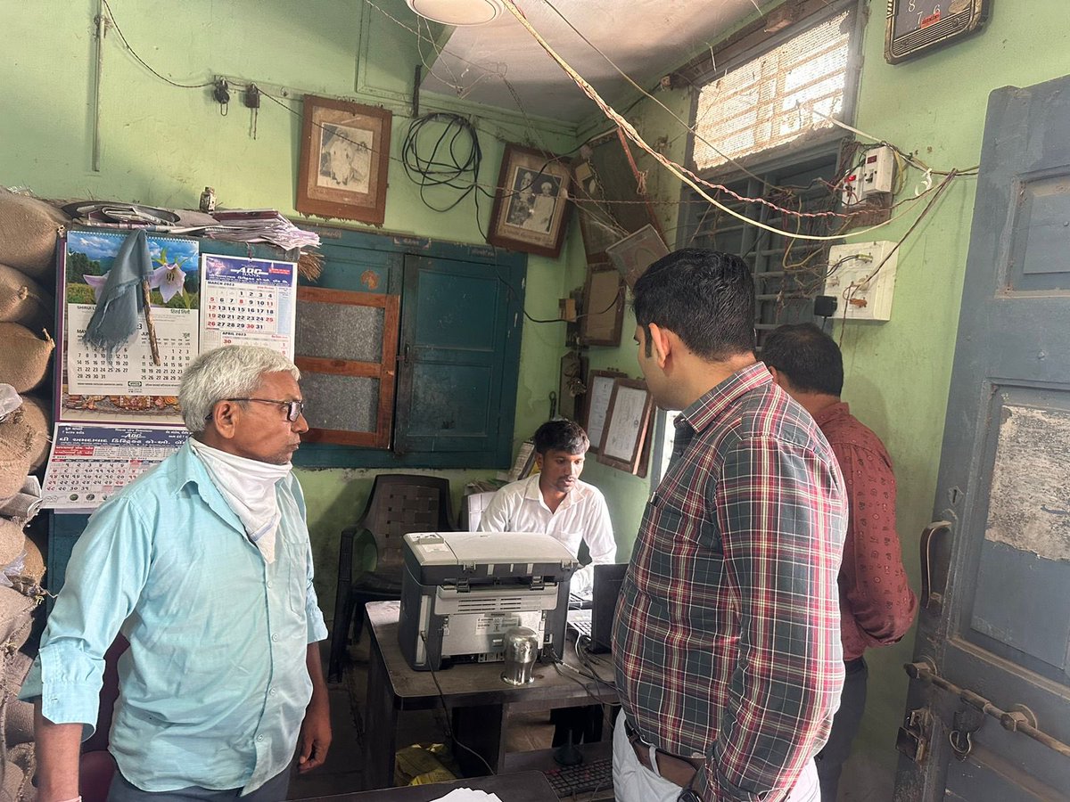 આજ રોજ ઝેલાપુર ગામે સસ્તા અનાજની દુકાનની આકસ્મિક ચકાસણી કરી લાભાર્થી ગ્રામજનો સાથે તે બાબતે પૃચ્છા કરી સરકારી યોજનાની માહીતી આપી <a href="/SDMSanand/">SDM Sanand</a> <a href="/CollectorAhd/">Ahmedabad Collector</a> <a href="/ahmedabad_info/">info_ahmedabad_gog</a> <a href="/InfoGujarat/">Gujarat Information</a>
