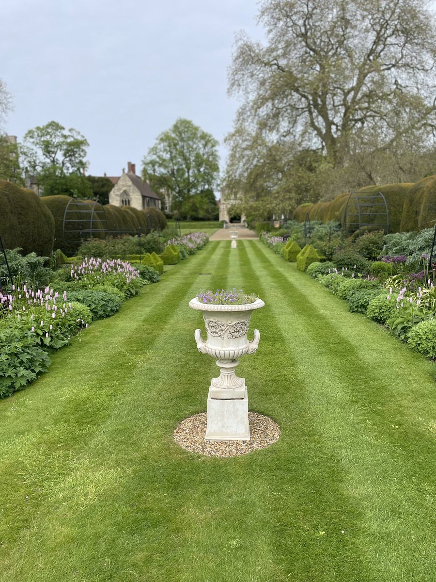 This Sunday the garden is opening from 1 - 4.30pm in aid of the John Aves Education Project who offer university scholarships to young Palestinians living in Bethlehem.

There will be refreshments and plants for sale. 

We hope to see you there!