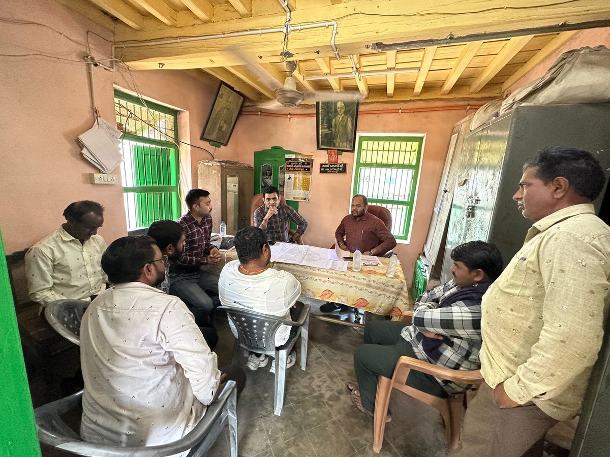 આજરોજ જંત્રી રીસર્વે-૨૦૨૩ના કામે ઝોલાપુર ગામે ગ્રામજનો સાથે ચર્ચા કરી તે બાબતે સમજૂત કરી રીસર્વેની કામગીરી હાથ ધરવામાં આવી. <a href="/SDMSanand/">SDM Sanand</a> @AhmedabadRac <a href="/CollectorAhd/">Ahmedabad Collector</a> <a href="/ahmedabad_info/">info_ahmedabad_gog</a> <a href="/InfoGujarat/">Gujarat Information</a> <a href="/revenuegujarat/">Revenue Dep. Gujarat</a>