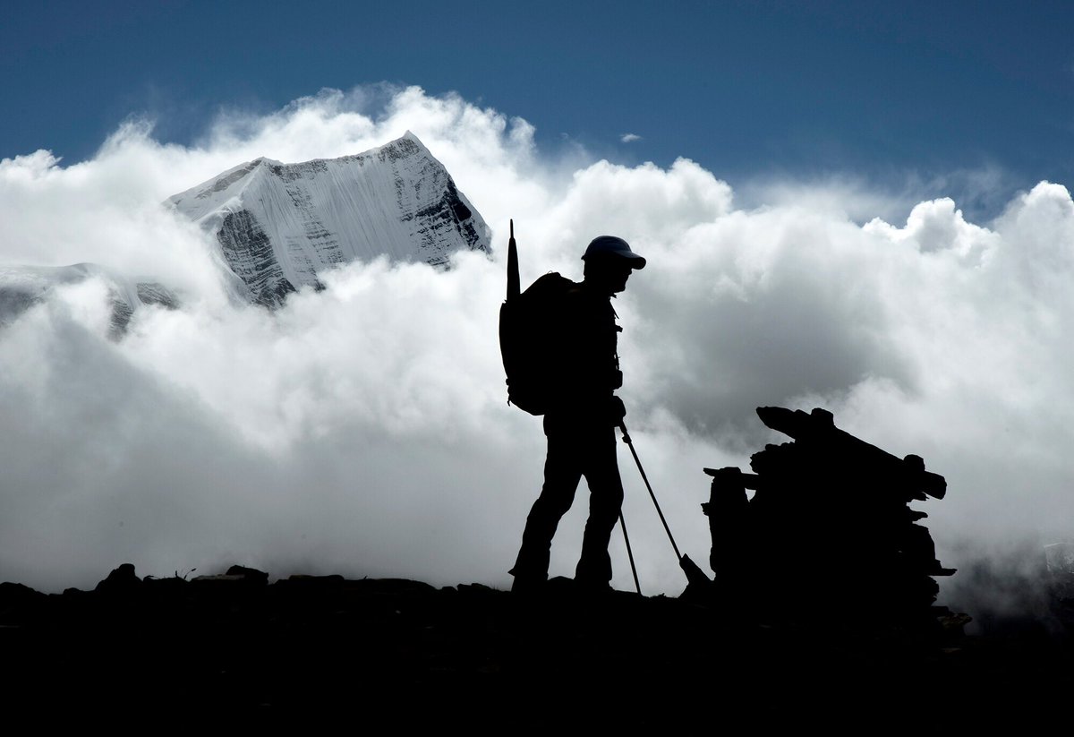 Carlos Soria se encuentra en Kathmandú. Esta mañana ha sido trasladado en helicóptero desde el CII del Dhaulagiri. Está en el hospital de la capital nepalí recibiendo los primeros tratamientos y diagnóstico. 
¡Muchísimas gracias a todos por vuestro apoyo!!!